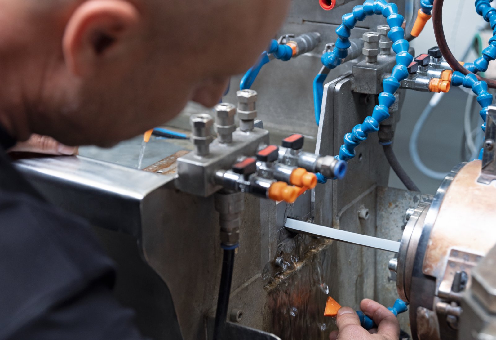 Mitarbeiter richtet PVC-Maschine ein 